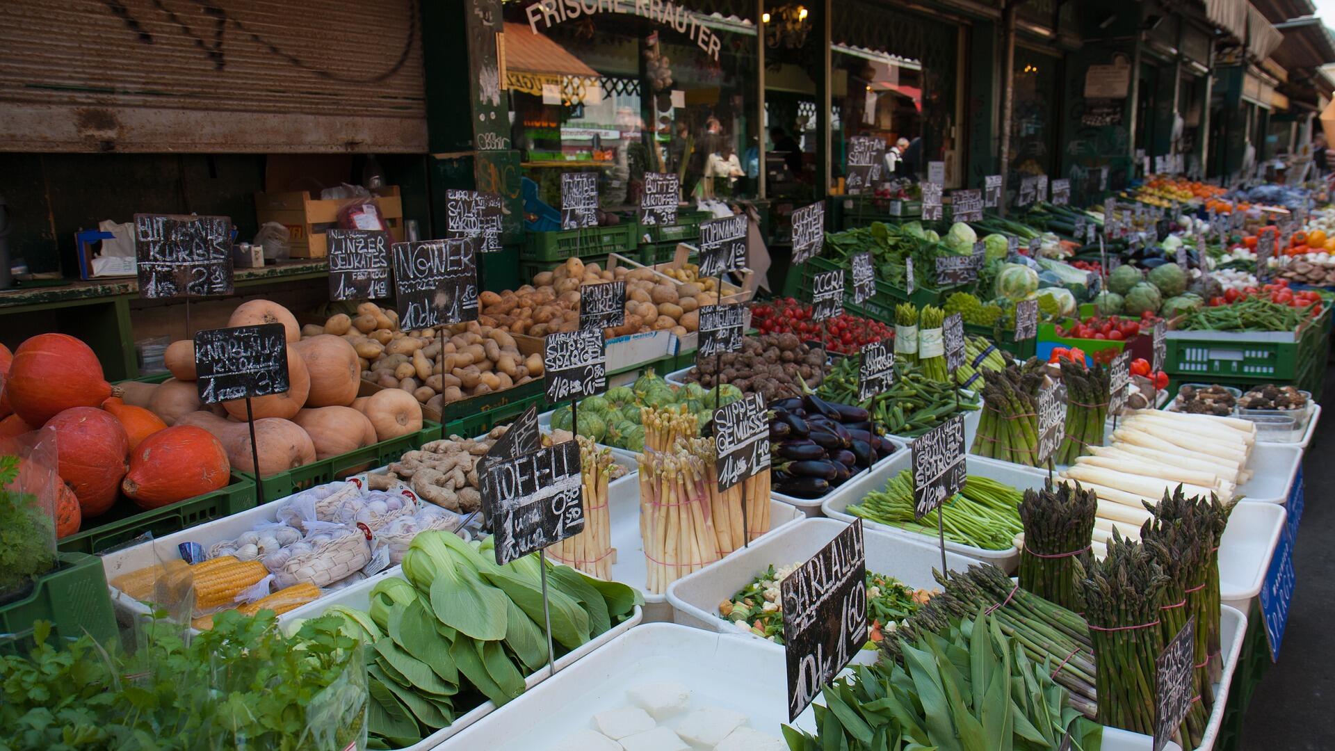 Een diverse sortering aan groente en fruit op de markt
